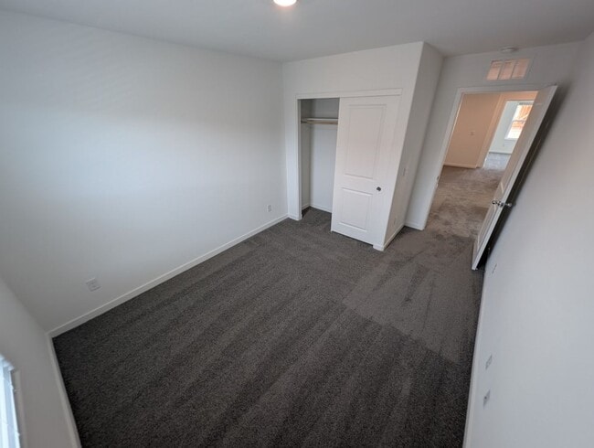 Building Photo - 924 Violet Heron St