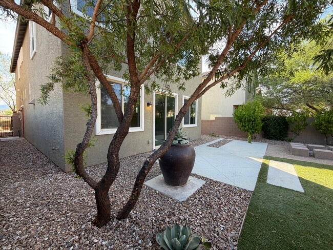 Building Photo - 4 BED 2.5 BATH 2 CAR GARAGE SINGLE FAMILY HOME W/ FULLY LANDSCAPED BACKYARD. THIS WAS FORMER MODE...
