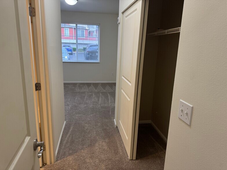 Closet - 501 225th Ln NE