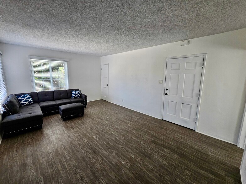Building Photo - 1349 W 35th St