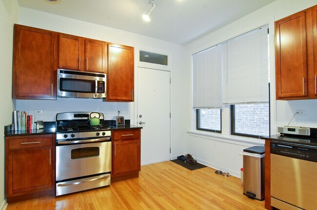 Building Photo - UK Village 2 Bed Duplex. Outdoor Space. Laundry. Separate Dining Room. Free Internet