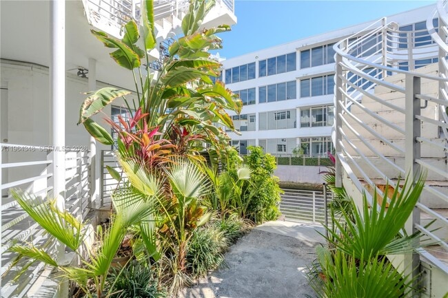 Building Photo - 2383 Flamingo Dr