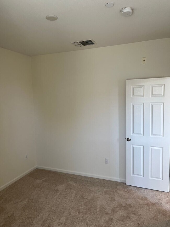 Building Photo - Bright Corner 3BD/3BA Townhome Near BART & Great Mall!