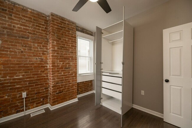Building Photo - 162-164 E 11th Ave