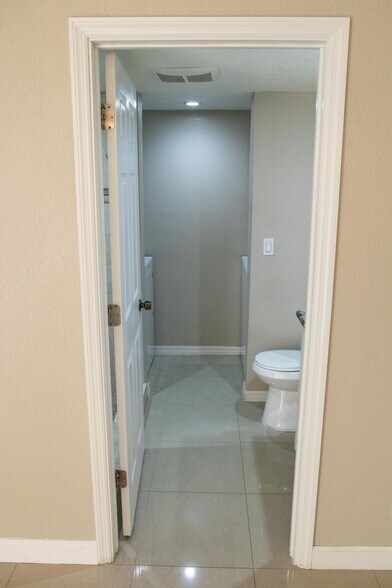Building Photo - 70 Lake Arbor Dr