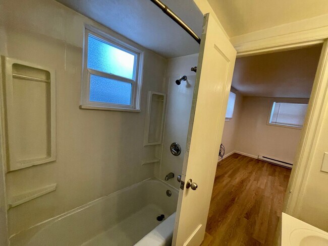 Building Photo - LOWER SOUTH HILL ONE BEDROOM CLOSE TO HUCKLEBERRY MARKET