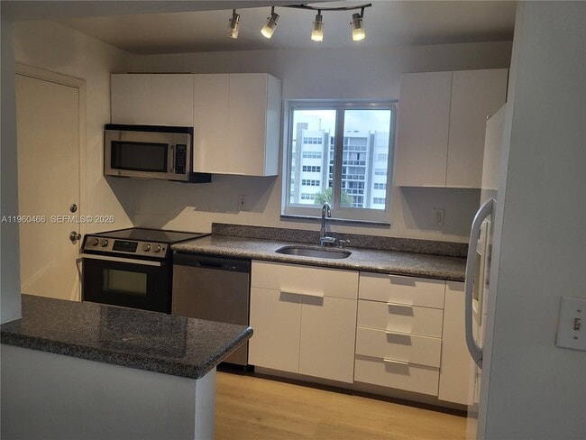 Building Photo - 1020 94th St