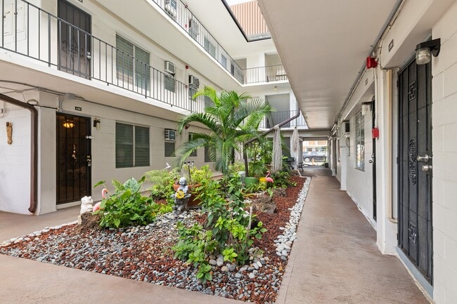 Building Photo - Fully Furnished Studio, 1 Bathroom. NO par...