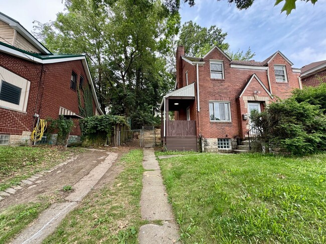 Building Photo - Adorable 2 Bed 1 Bath Home in Brookline W/dedicated office/library space!