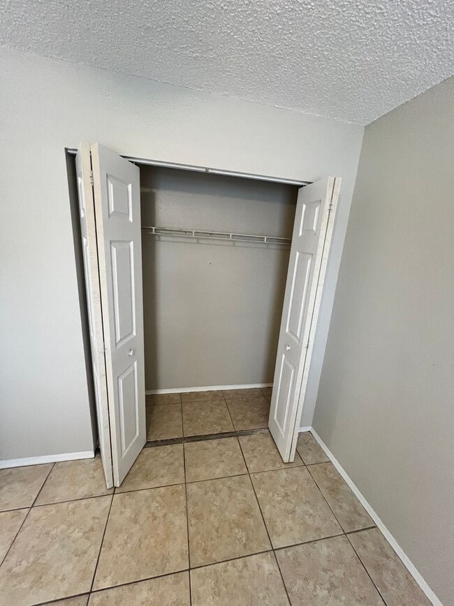 Building Photo - COZY 3 BEDROOM, 2 BATH HOME WITH TILE & LAMINATE THROUGHOUT, PRIVATE SCREENED PATIO