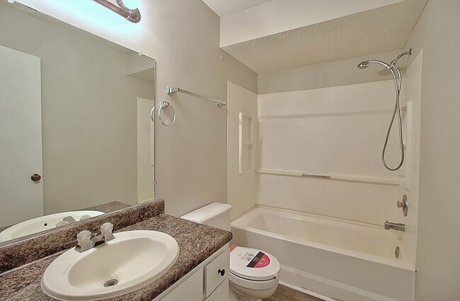Building Photo - 910 Brett Dr