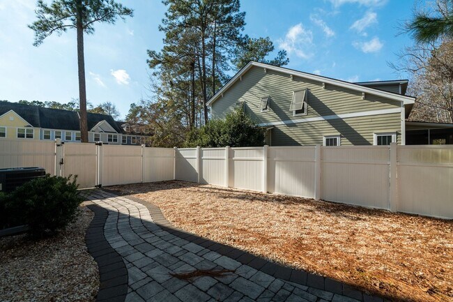 Building Photo - Relaxed Summerville Living Starts Here!