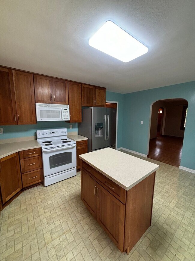 Building Photo - 619 White Oak Dr