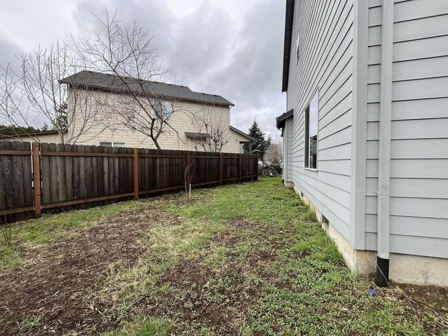 Building Photo - Well-Appointed 4BR/2.5BA Home with Spacious Living Areas & Modern Kitchen