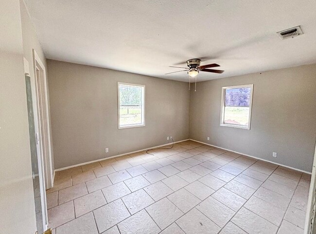 Building Photo - 205 Cambridge Ln