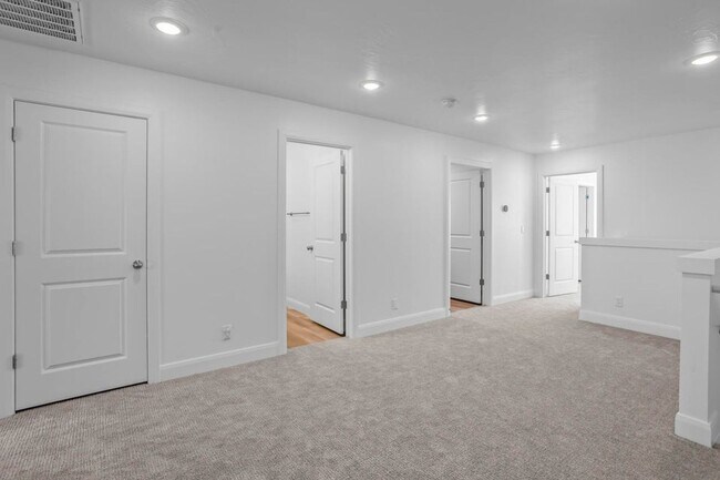 Building Photo - Beautiful 3 Bedroom Townhome in Desert Color. Internet Included!