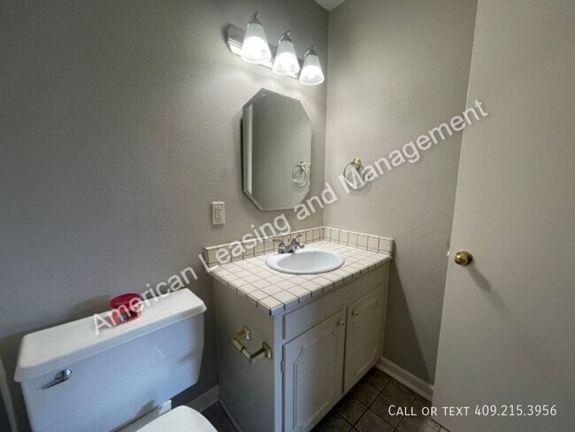 Building Photo - Beautifully Updated 3/2.5 Townhome in Beau...