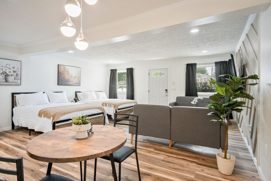Studio #3 Cosmopolitan - 1222 E Vaile Ave