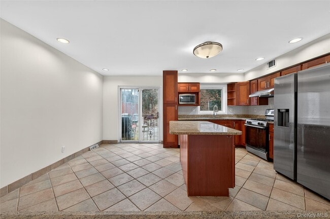 Building Photo - 62-47 Douglaston Pkwy