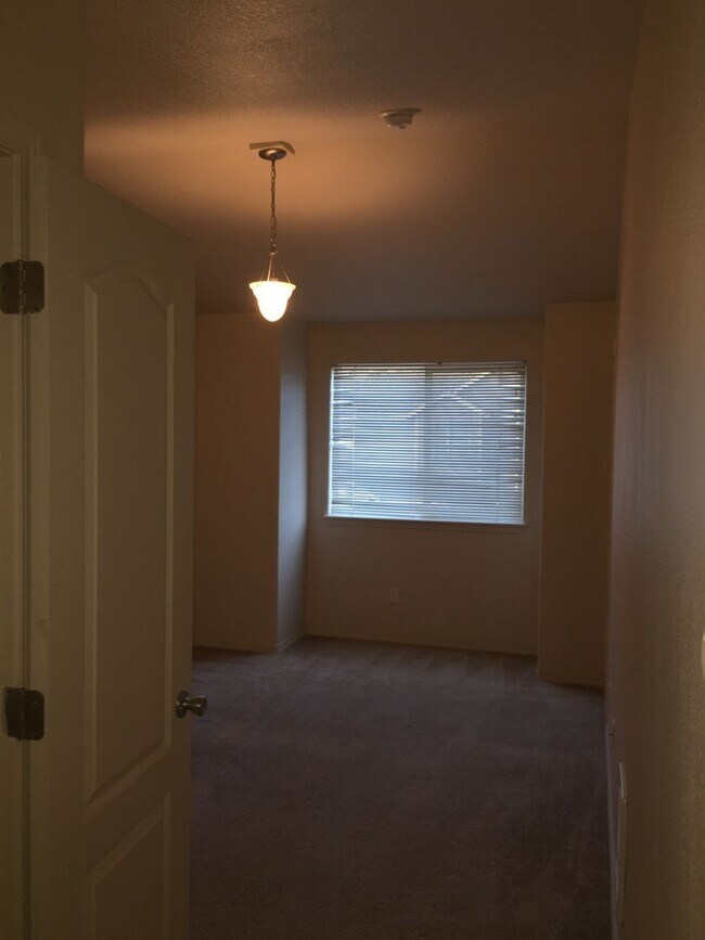Building Photo - 3-Bedroom Townhouse in The Pines at Pilot ...