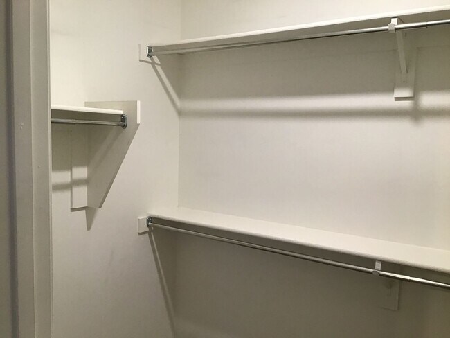 Building Photo - Clean, 3 Bdrm + Den, 2 Bath, 1842 sq/ft in...