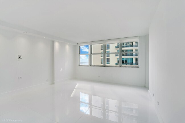 Building Photo - 6039 Collins Ave