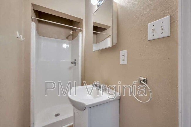 Building Photo - 527 W 26th St