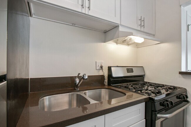 Building Photo - 1432 16th St, prime Santa Monica location,...