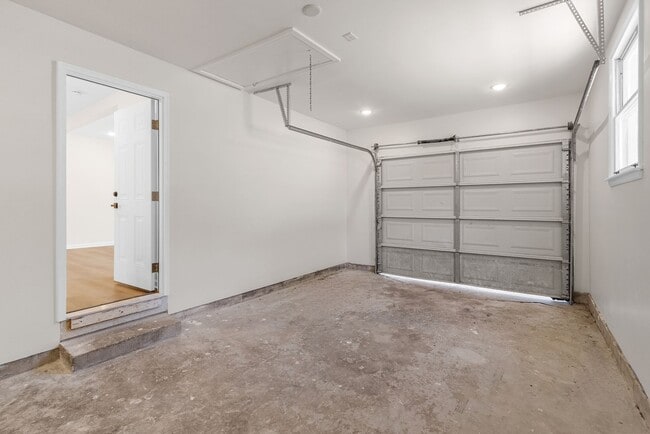 Building Photo - Close to Ft. Campbell! Renovated 3 Bed 2 Bath Home!