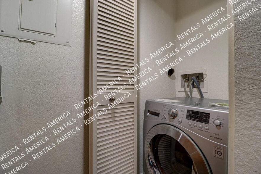 Building Photo - 200 E Southern Ave