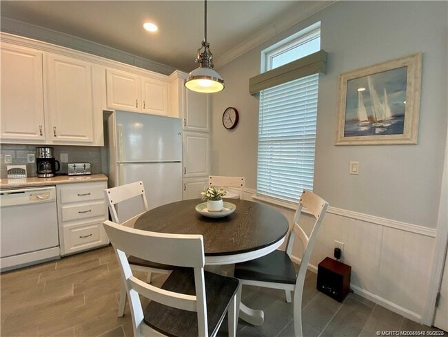 Building Photo - 142 NE Coastal Dr