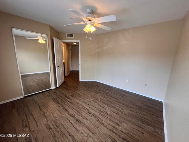 Building Photo - 5751 N Kolb Rd