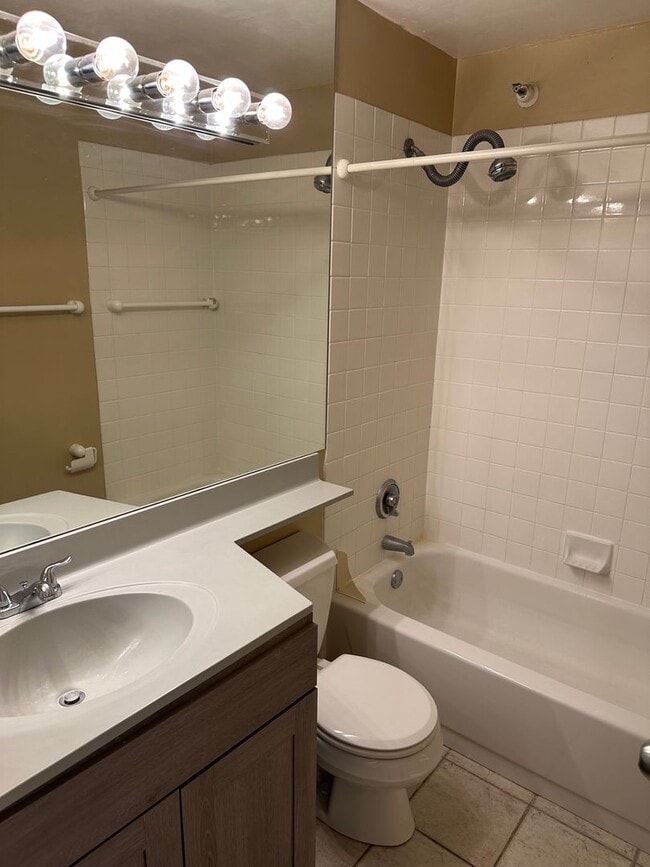 Building Photo - Amazing views from this 31st floor 1bed on...
