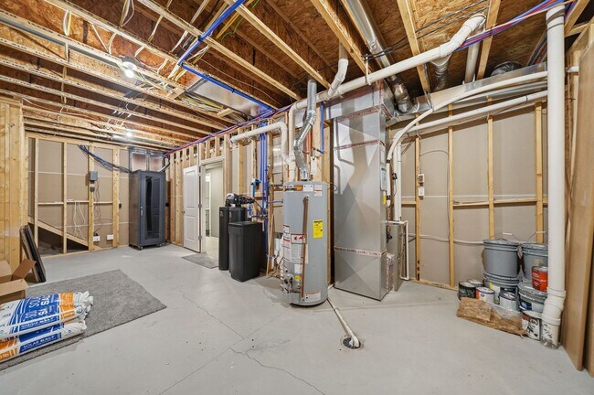 Building Photo - Awesome 4 Bedroom LIKE NEW!