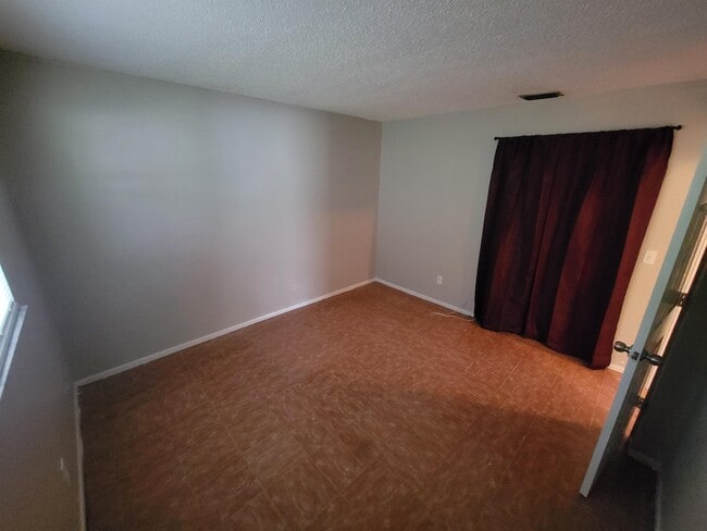 Building Photo - 3135 Pine Tree Ave