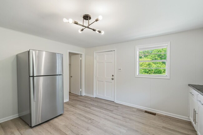 Building Photo - 8624 Walnut Springs Ln