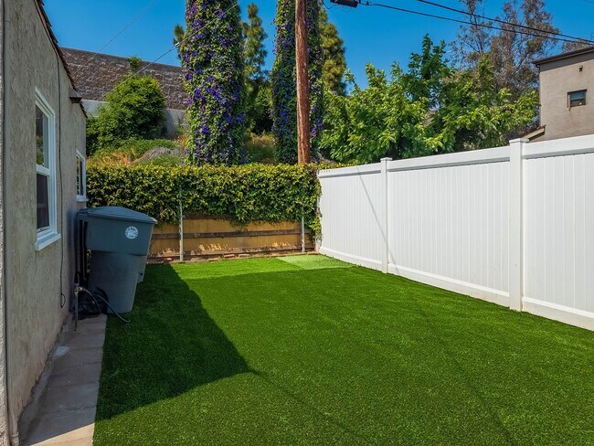 Building Photo - Elegant 3BD/2BA Oasis in the Heart of Glen...