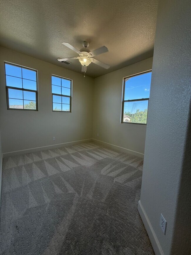 Building Photo - Spacious 4 Bedroom, 2.5 Bath in North Valleys