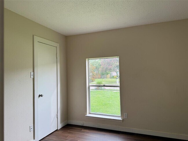 Building Photo - 451 Oakdale Dr