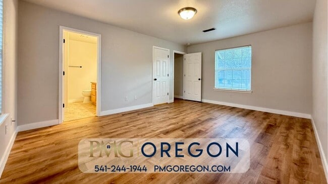 Building Photo - 608 SE Liberty Dr