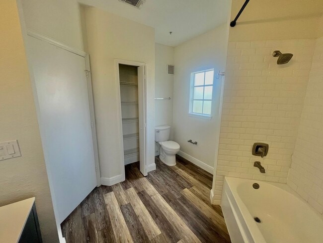 Building Photo - Spacious 2 Bed, 2 Bath + Loft in Prime Lak...