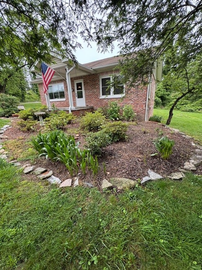 Building Photo - Beautiful 3 Bed / 1 Bath, Large rolling yard