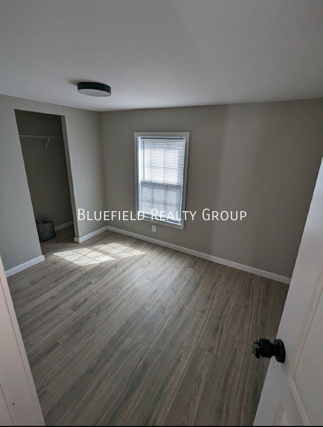 Building Photo - 723 Reynolds Rd