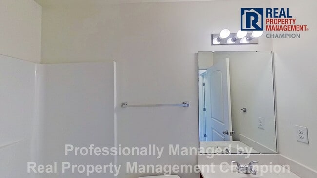 Building Photo - 3 BD/1.5 BA Home with Fresh Paint and New Carpet!