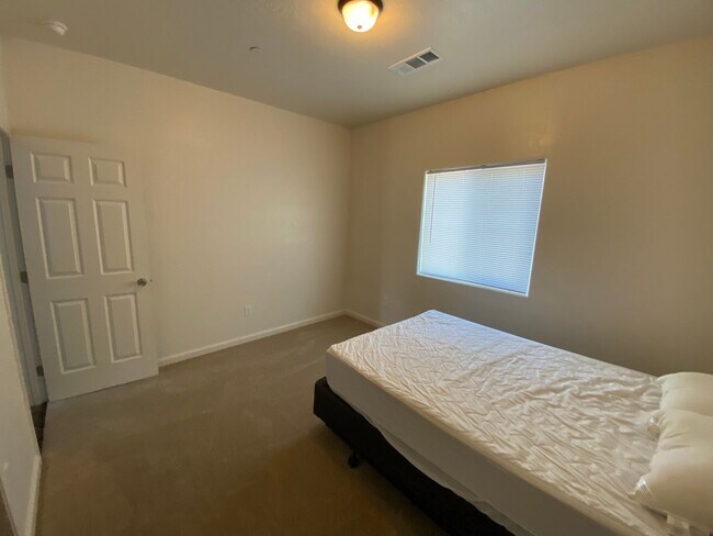 Building Photo - Newer home for rent in Visalia