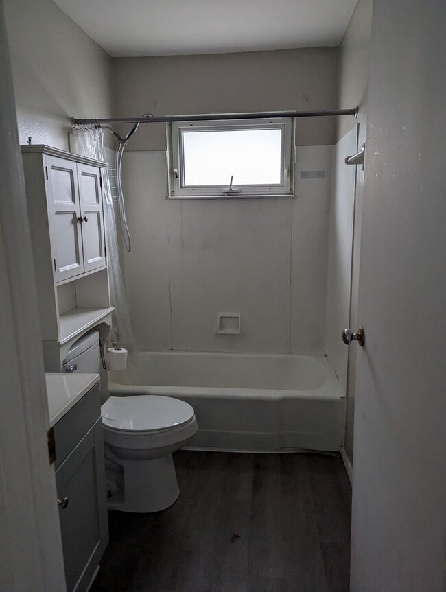 Building Photo - 1 Bedroom Apartment For Rent