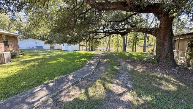 Building Photo - 401 Bayou Oaks Dr