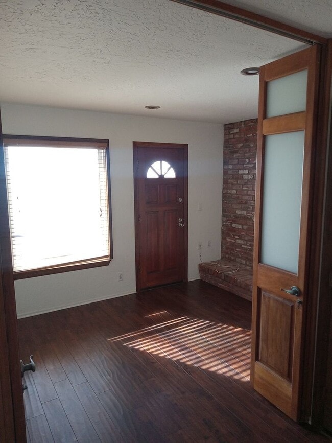 Building Photo - Fabulous 3 bedroom 2 bath tri-level home w...