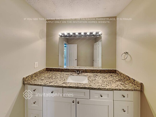 Building Photo - 4141 Hickory Dr