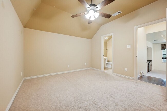 Building Photo - 4046 E Hill Dr